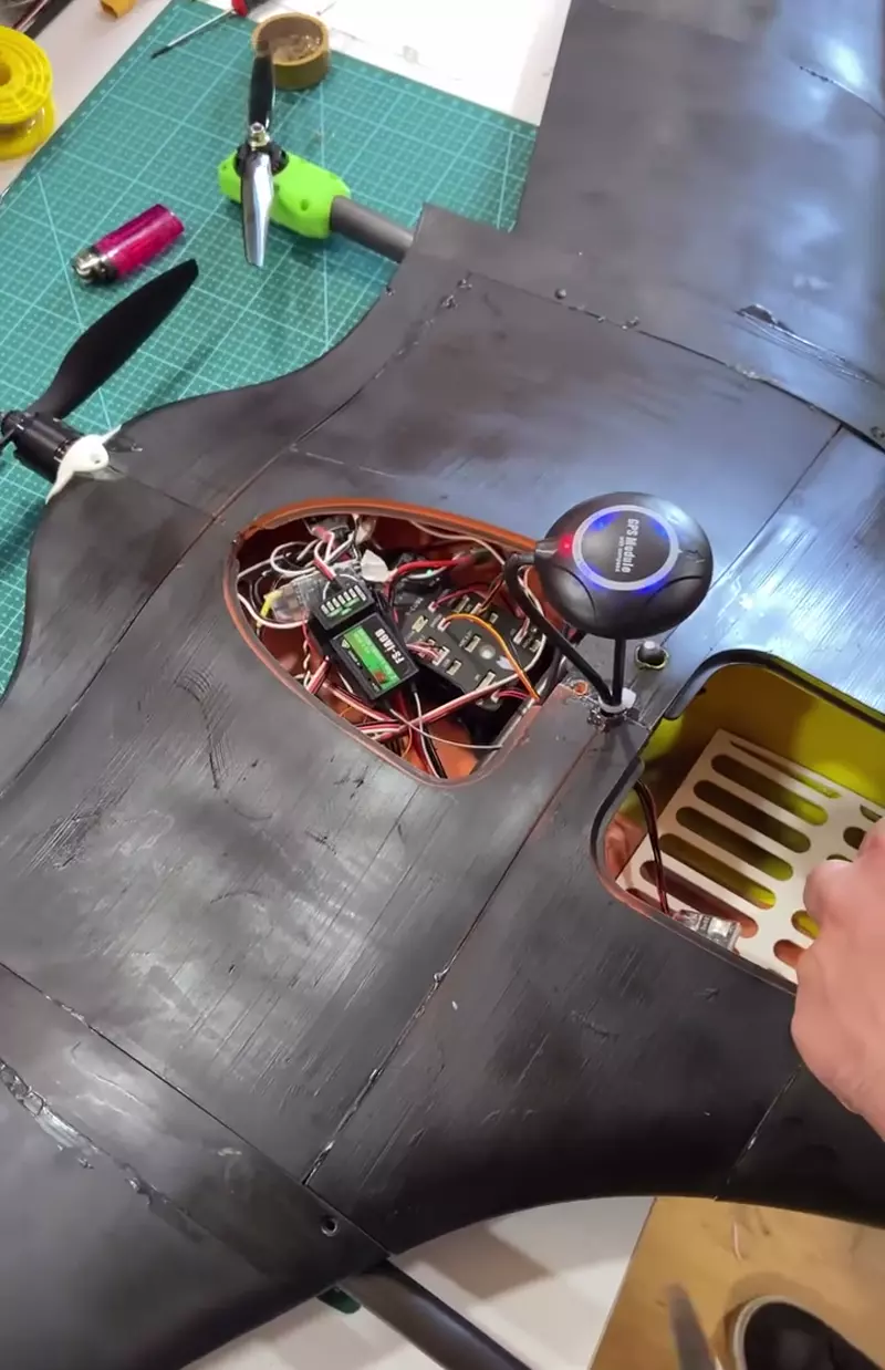 Batman CEZERİ ROBOTECH atölyesinde karbonfiber gövdeli model İHA'nın uçuş elektroniğinin monte edilmesi