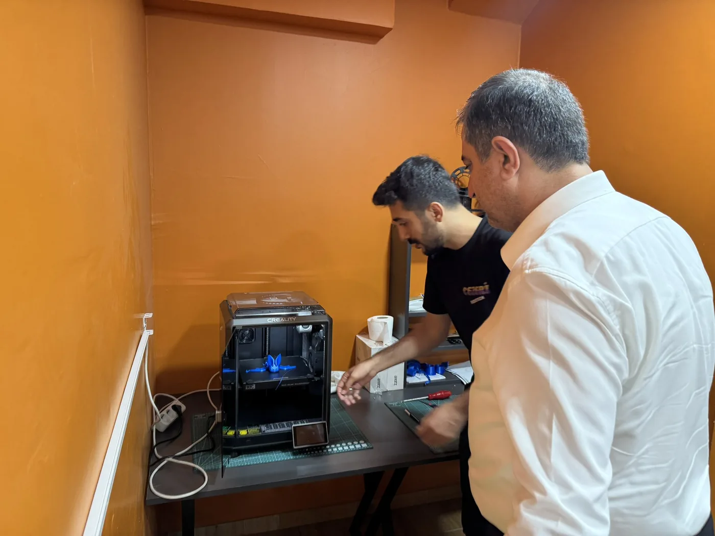 Batman Milletvekili Serkan Ramanlı, CEZERİ ROBOTECH atölyesinde çalışan 3D yazıcıyı ve baskı çıktısını inceliyor